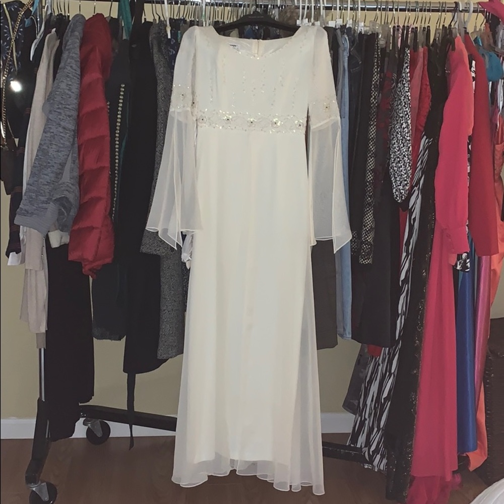 White dress/gown